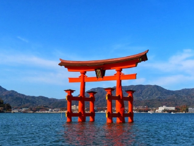広島 平和への祈り 専門ガイドが案内する平和記念公園と世界文化遺産「日本三景 安芸の宮島」路面電車の旅 3日間